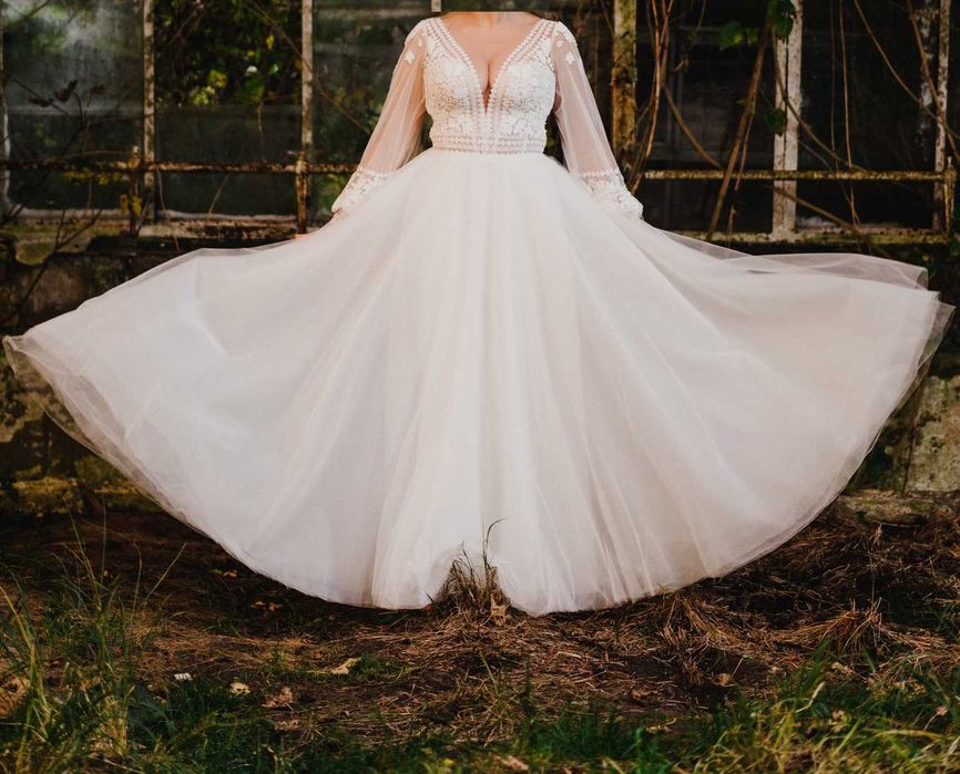 Suknia ślubna z długimi rękawem z dekoltem V