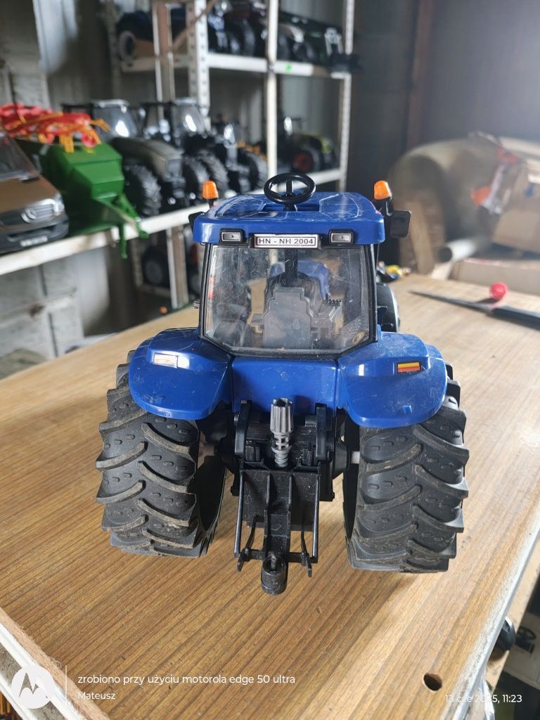 Bruder traktor New Holland