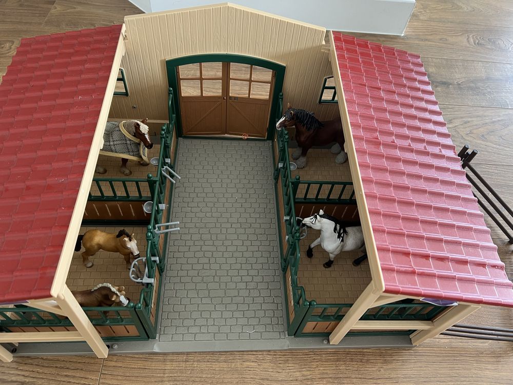 Stajnia Schleich 42110 z pudełkiem