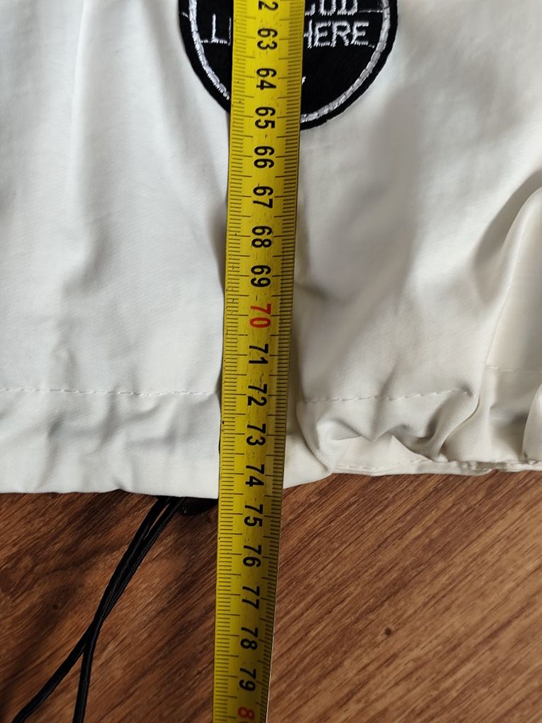 Biała kurtka z naszywkami oversize
