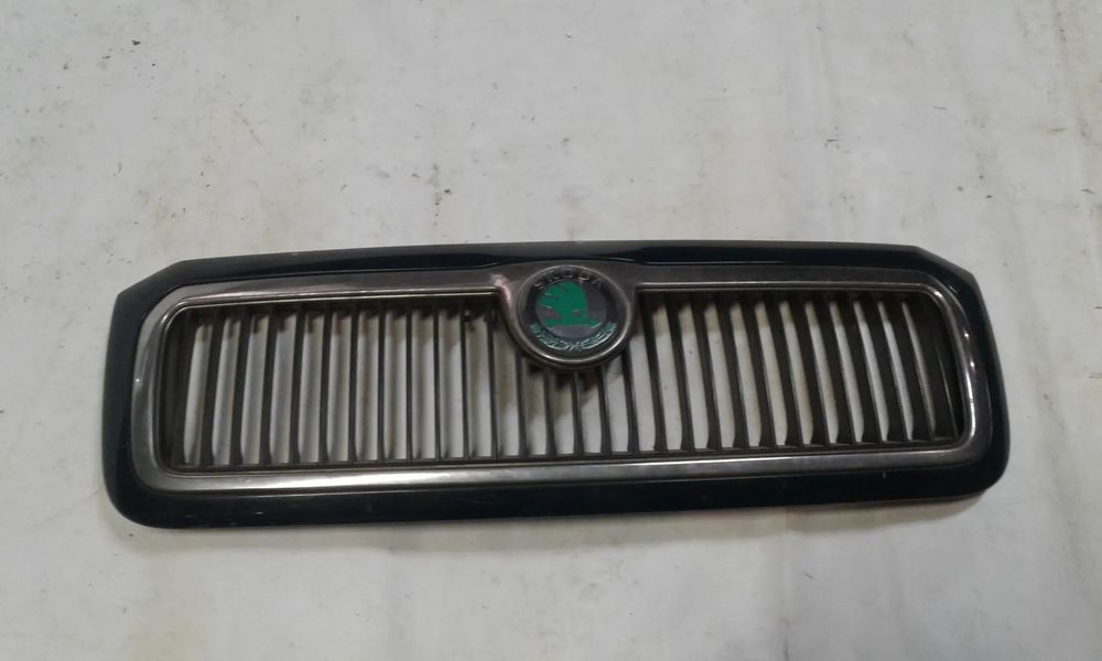 FELICIA GRILL ATRAPA EMBLEMAT 6U0853651
