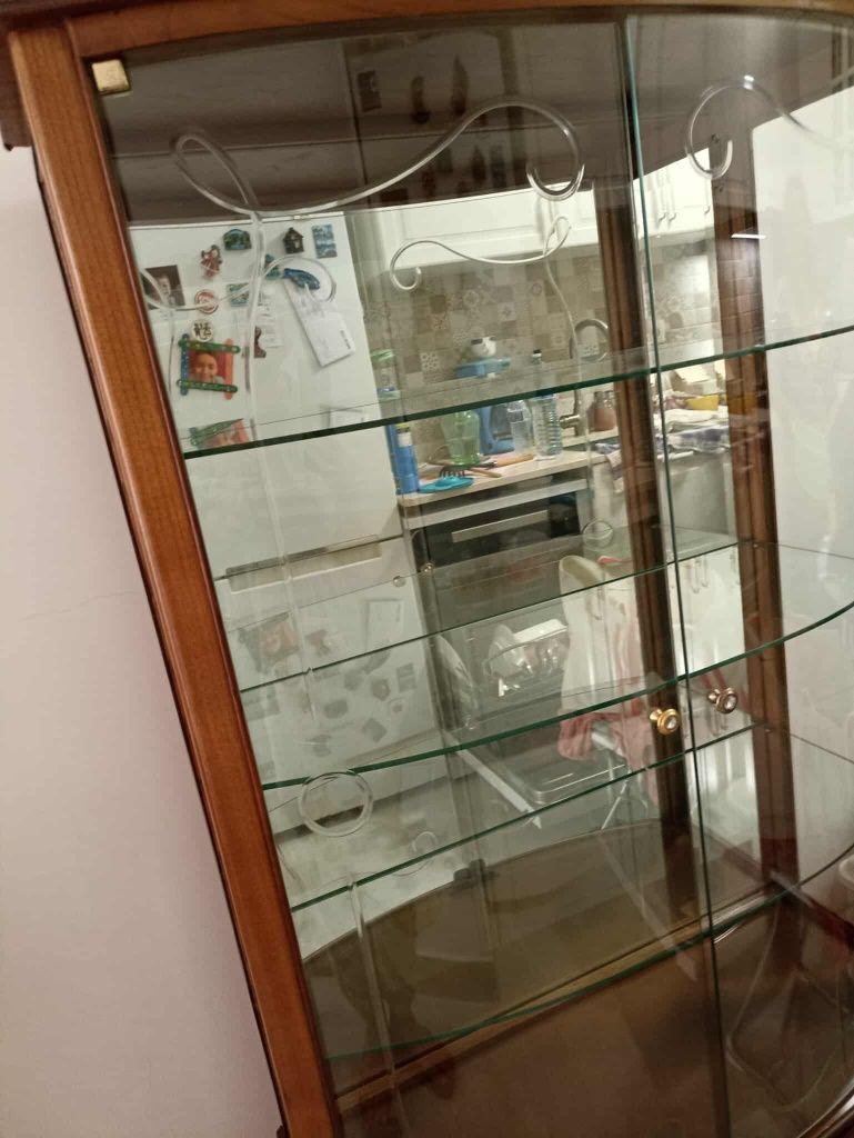Vitrine antiga em bom estado