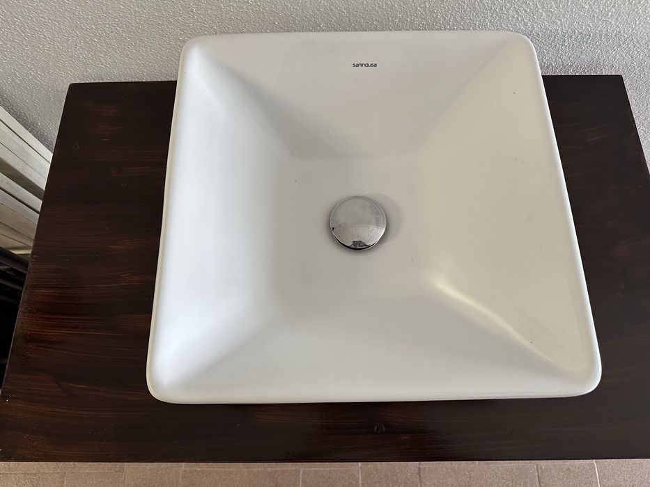 Lavatorio feito em cima de uma maquina de costura antiga