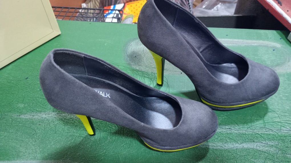 Sapatos  lindíssimos de senhora novos