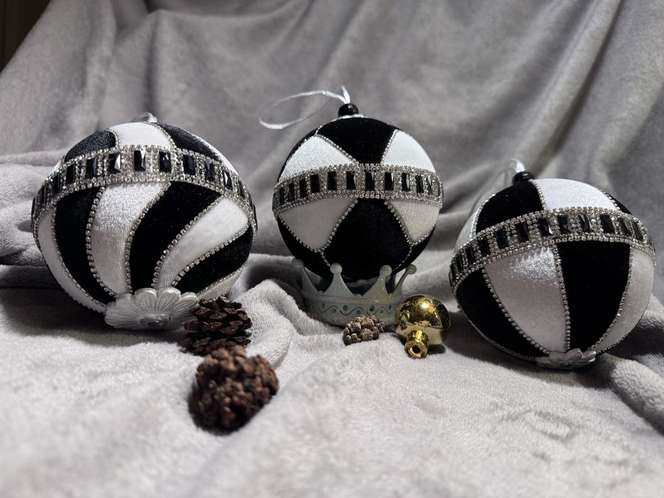 Набір ялинкових прикрас ручної роботи.