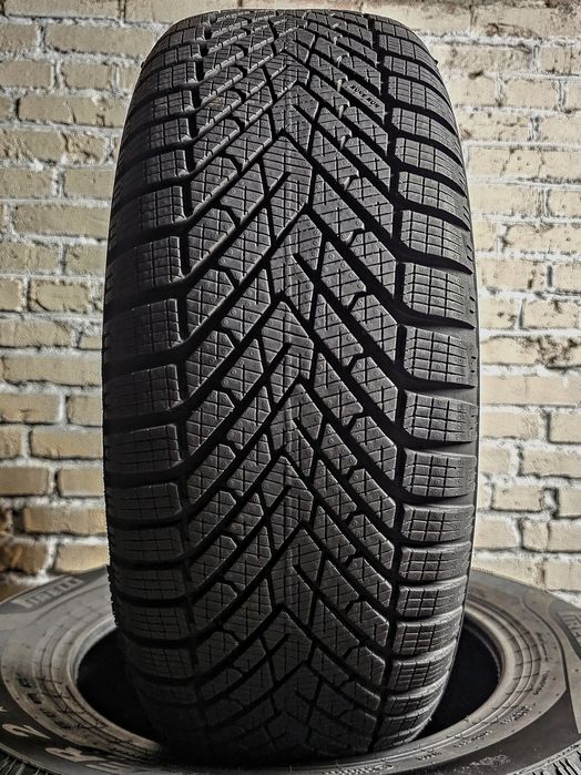 Зимові 205/65r17 Pirelli | 9/8mm | 2024 | Преміум шини | Стан нових