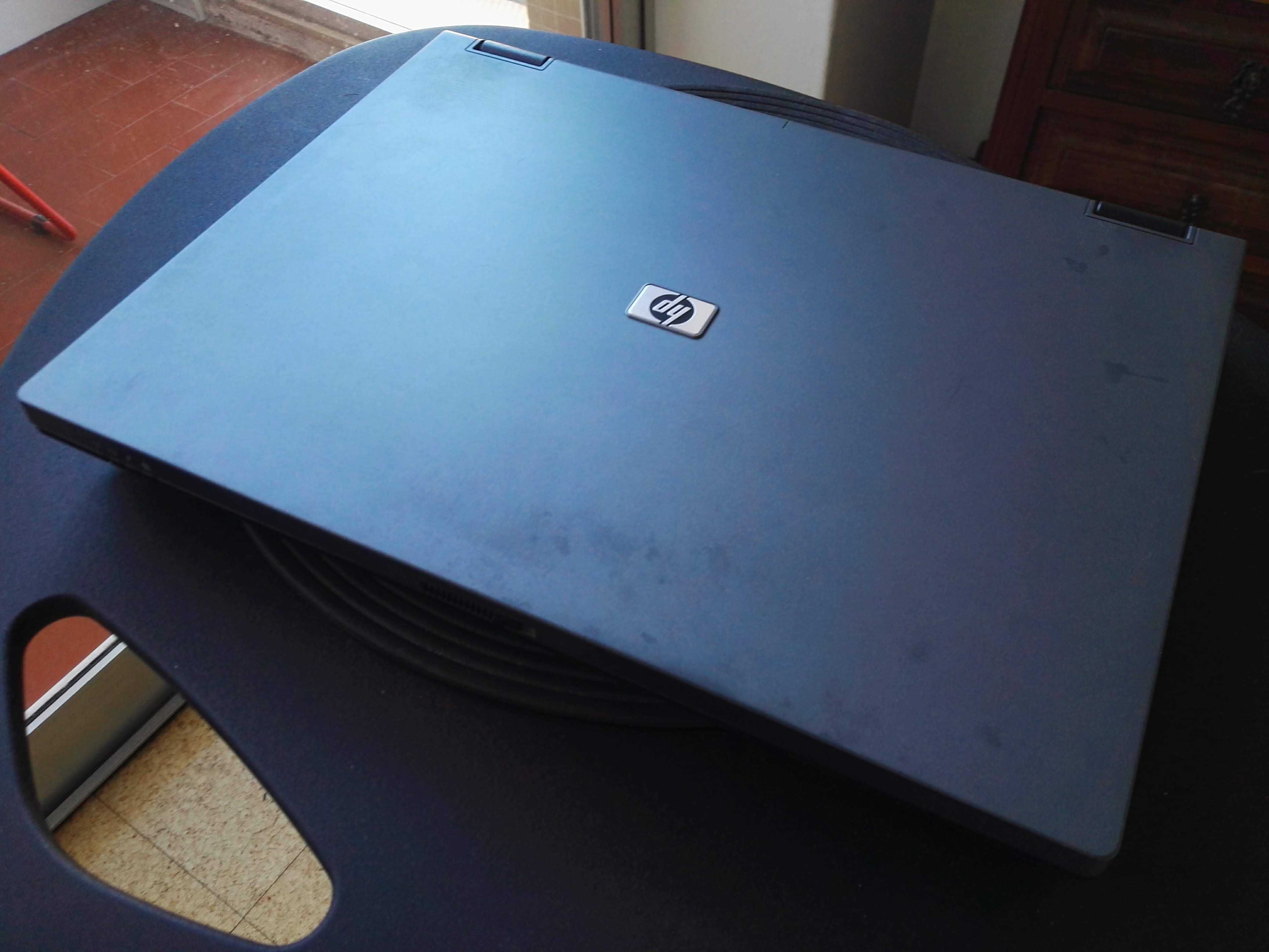 Computador Portátil HP Compaq 6715b com carregador adaptador