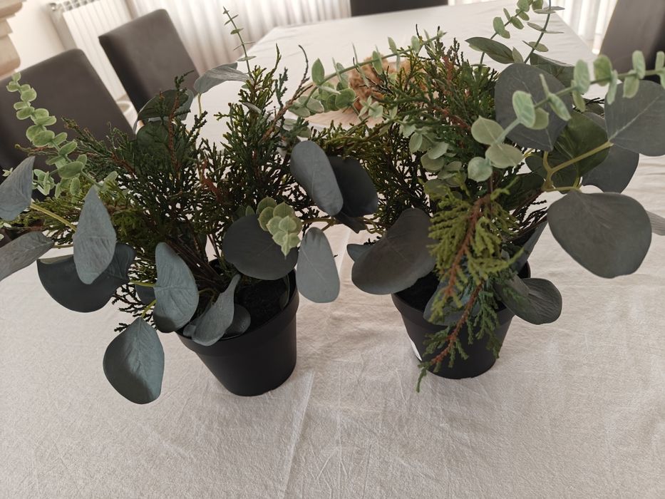 Vasos com plantas verdes artificiais