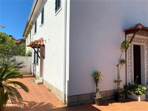 Moradia no Bairro da Vilarinha próxima do Parque da Cidade e Av. Boavi