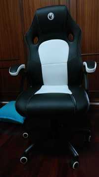 NACON Cadeira de gaming MILLENNIAL Branco/Preto(nunca usada)