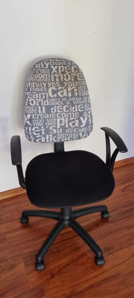 Krzesło obrotowe dla dziecka nowy styl