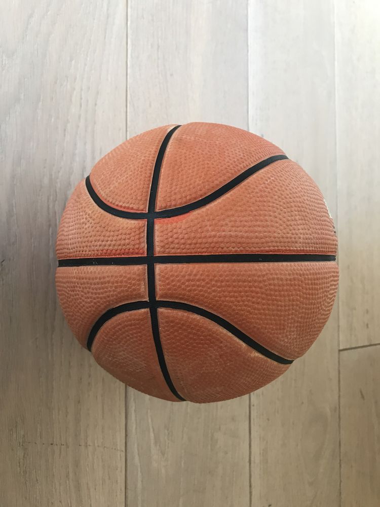 Mała piłka do koszykówki Nike Swoosh Mini dla dziecka rozmiar 3 18 cm
