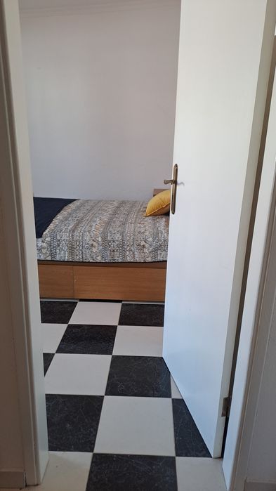 Arrenda se quarto com closet arrumos e casa de banho