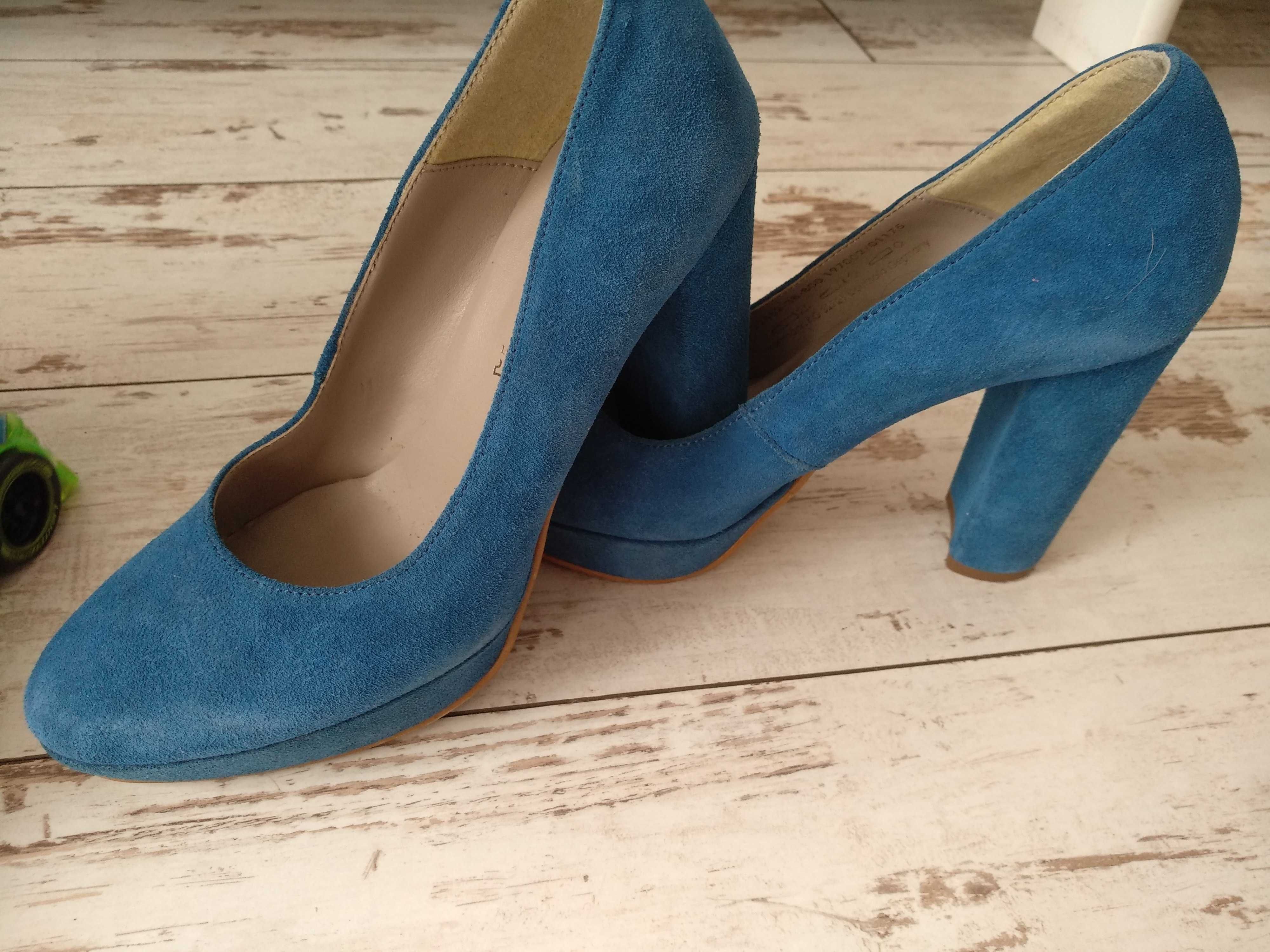 Tamaris buty półbuty na obcasie klocku niebieskie zamszowe eleganckie