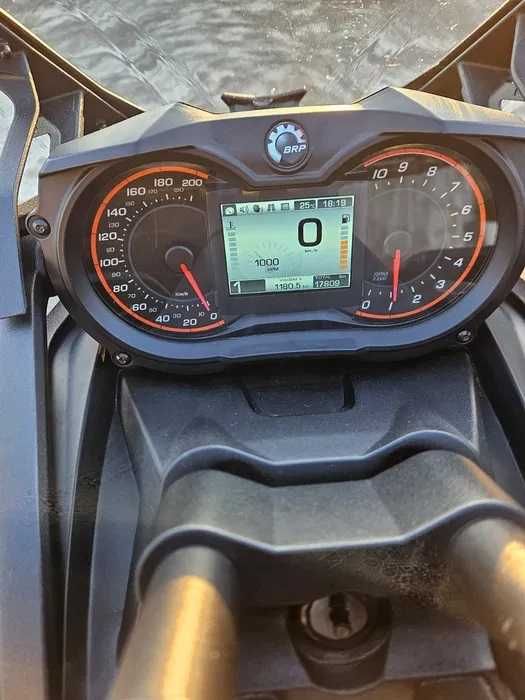 Moto Can-Am impecável