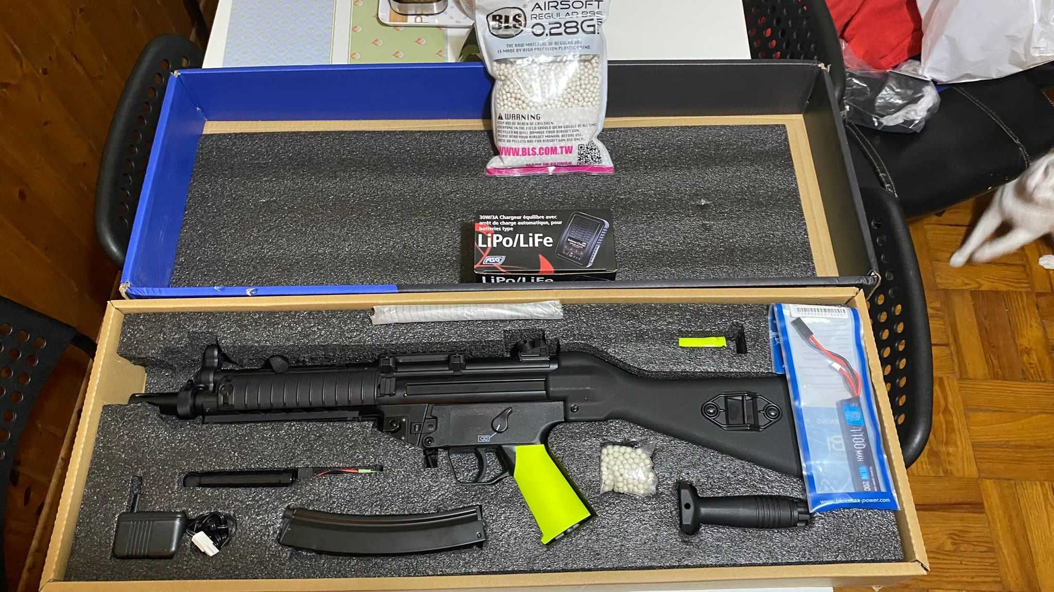 Rifle AirSoft MP5 CYMA com duas baterias, carregador e pacote de BBs