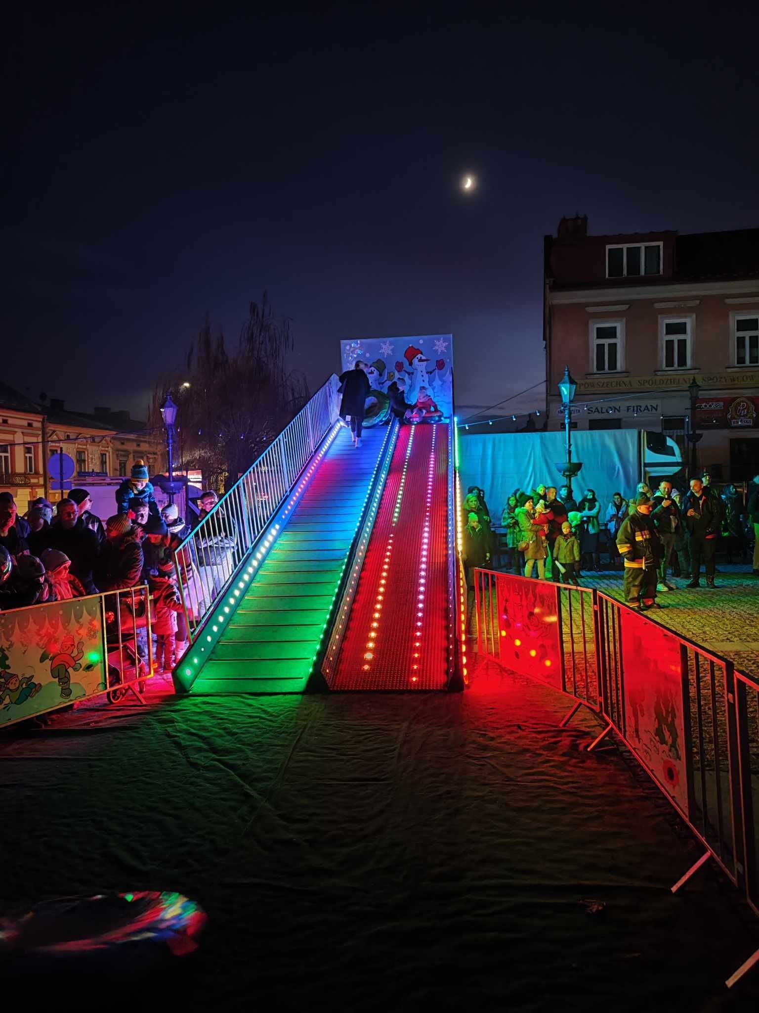 Wynajem dmuchańców Zjeżdżalni Tor przeszkód SNOWTUBING Festyny Imprezy