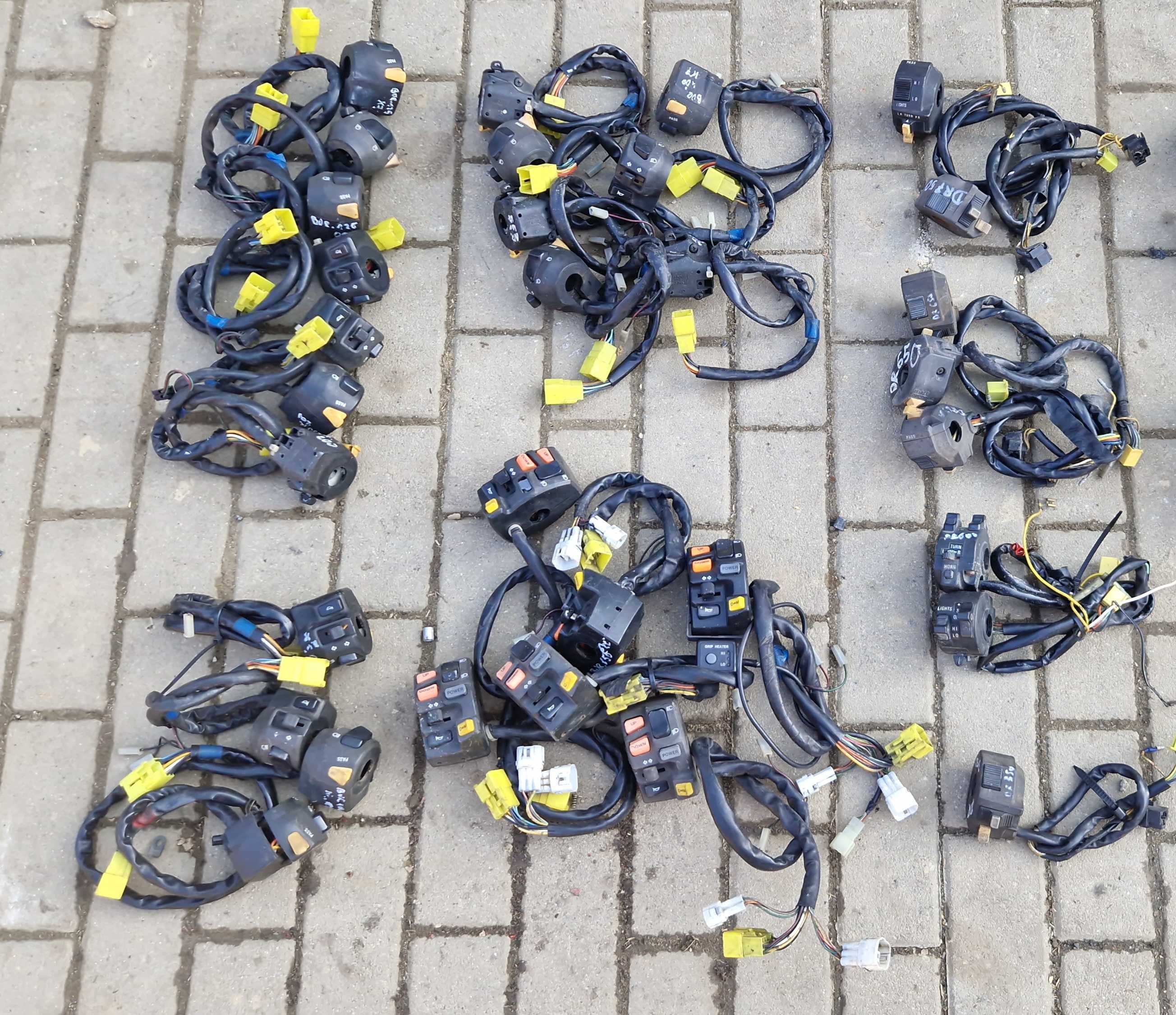 Suzuki przełącznik lewy SV650 GS500 XF650 BURGMAN VZ250 DR GSF GSXF
