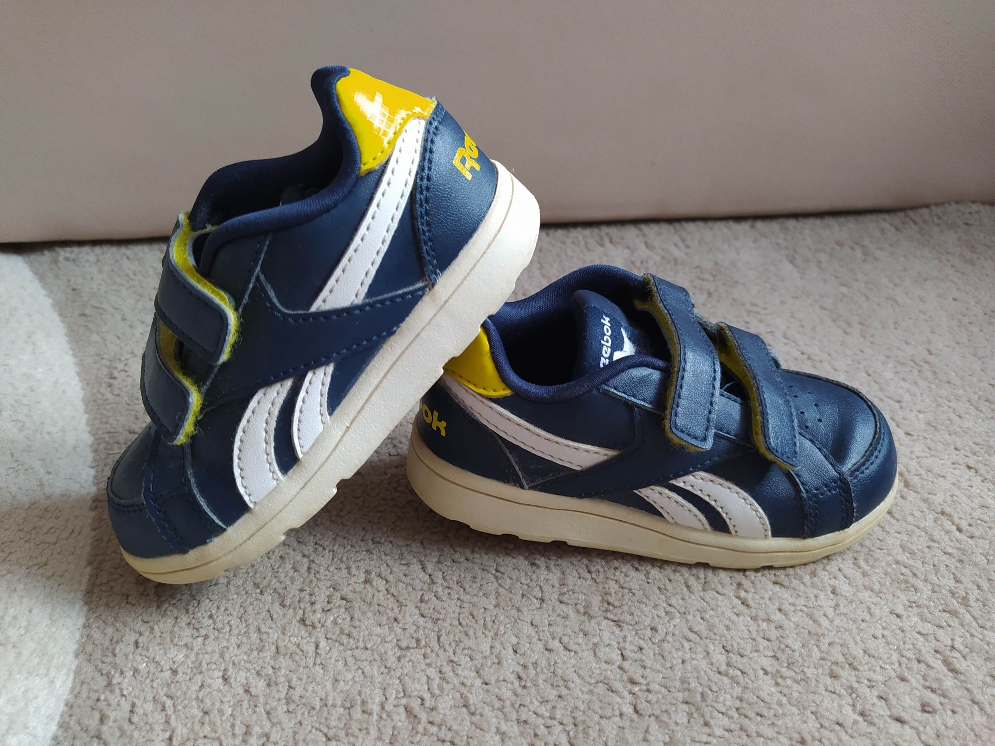 REEBOK buty sportowe rozm. 22 stan Bardzo Dobry