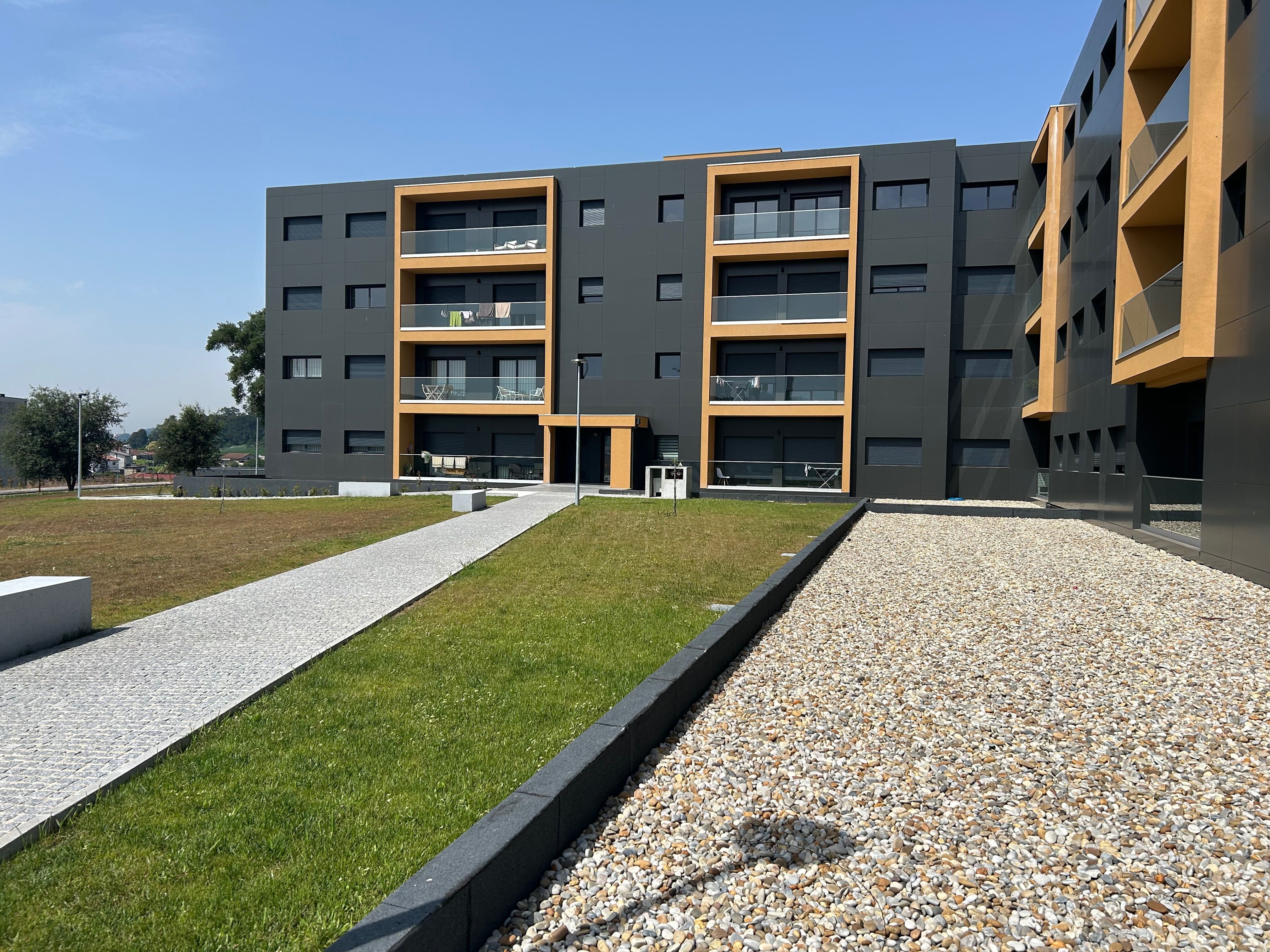 Alugo apartamento Novo com garagem junto à estação de Nine