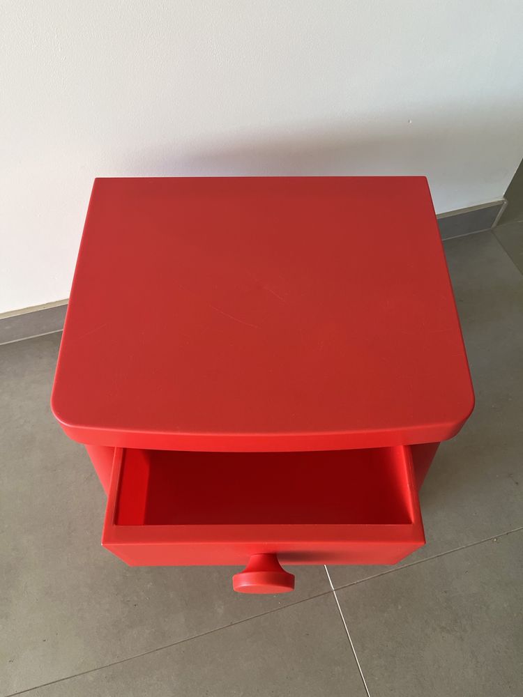 Mesa de Cabeceira IKEA para quarto de criança