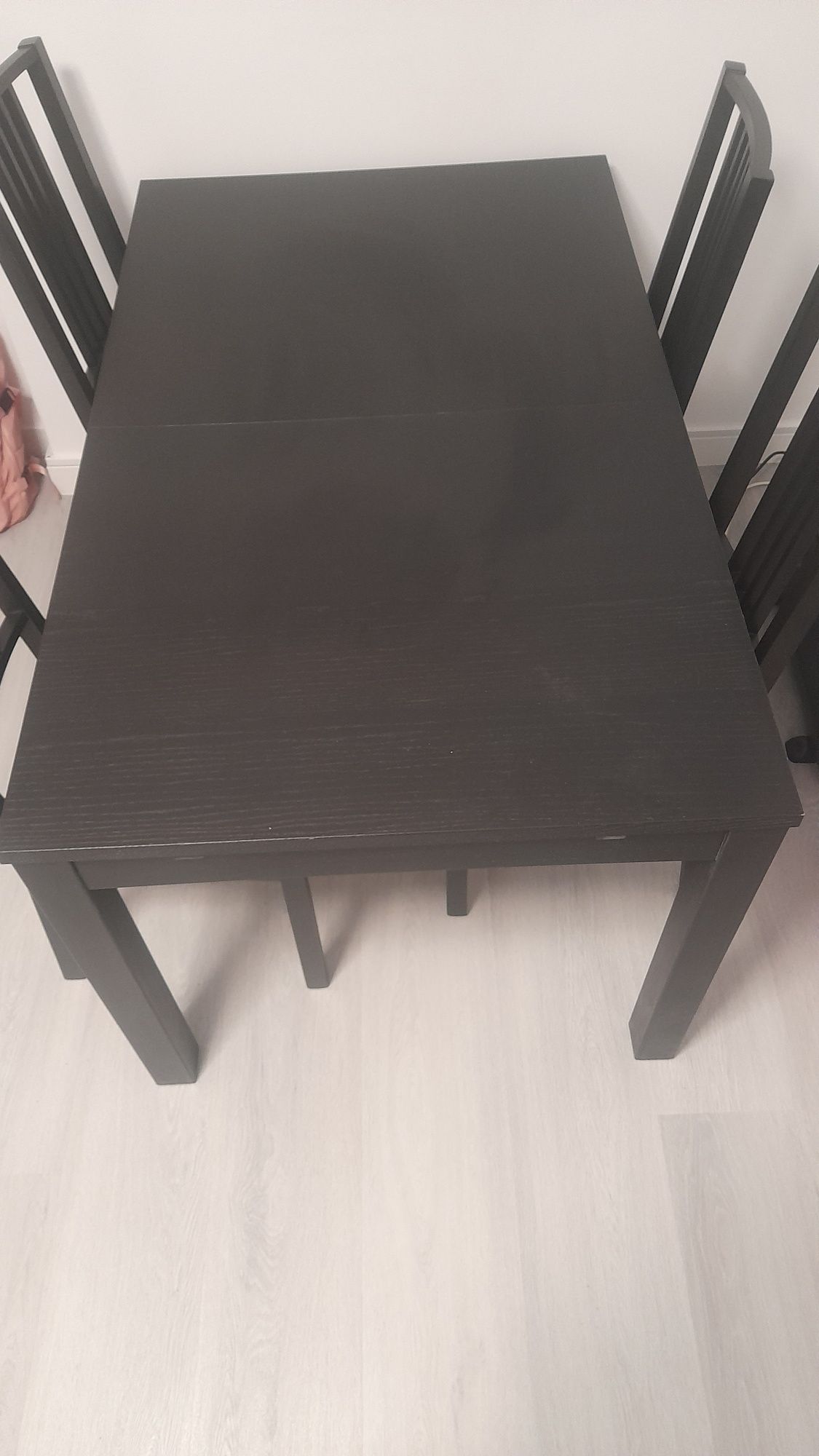 Mesa de sala preta e 4 cadeiras