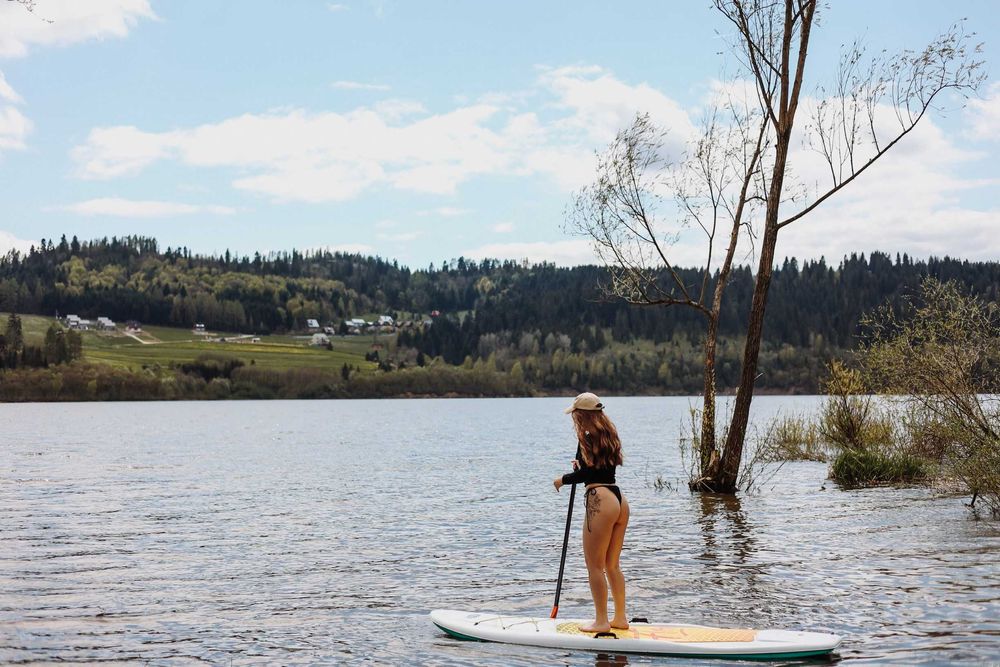 Glamping z jacuzzi nad jeziorem czorsztyńskim. Domki kopułowe, kominek