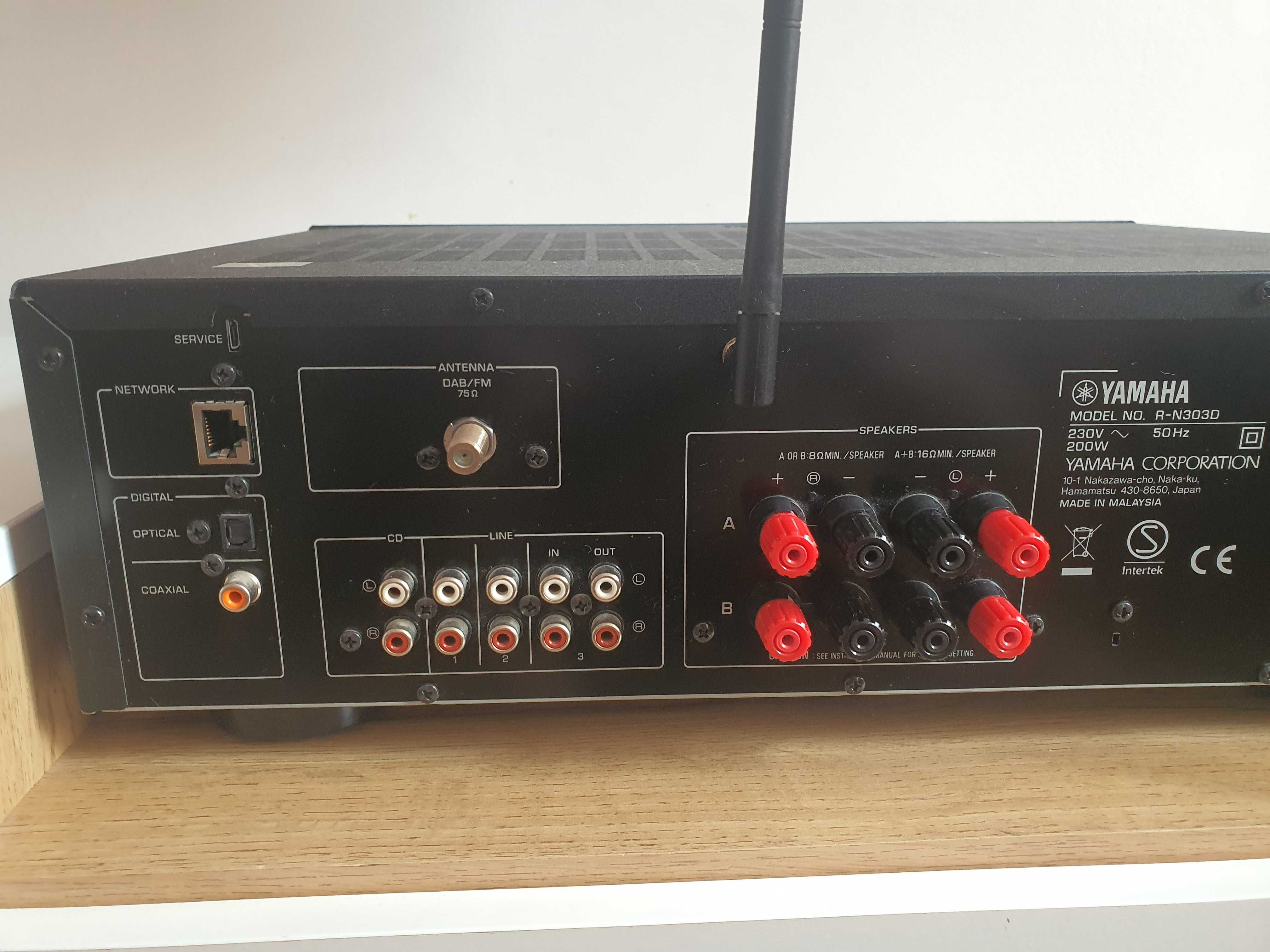 Amplituner Yamaha MusicCast R-N303D + kolumny Pure Acoustics Nova 8F