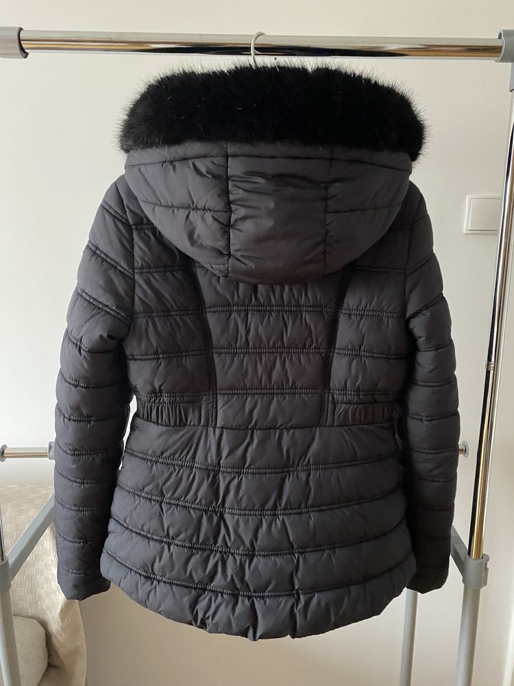 Czarna zimowa puchowa kurtka Guess rozmiar S / M