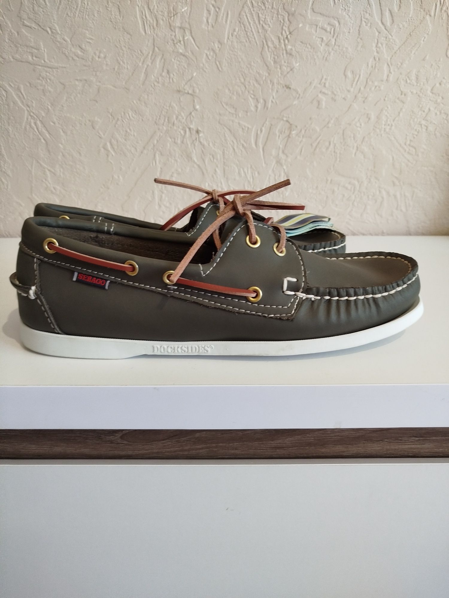 Продам топсайдеры Sebago оливкового цвета.Размер 43.5 ближе к 44.