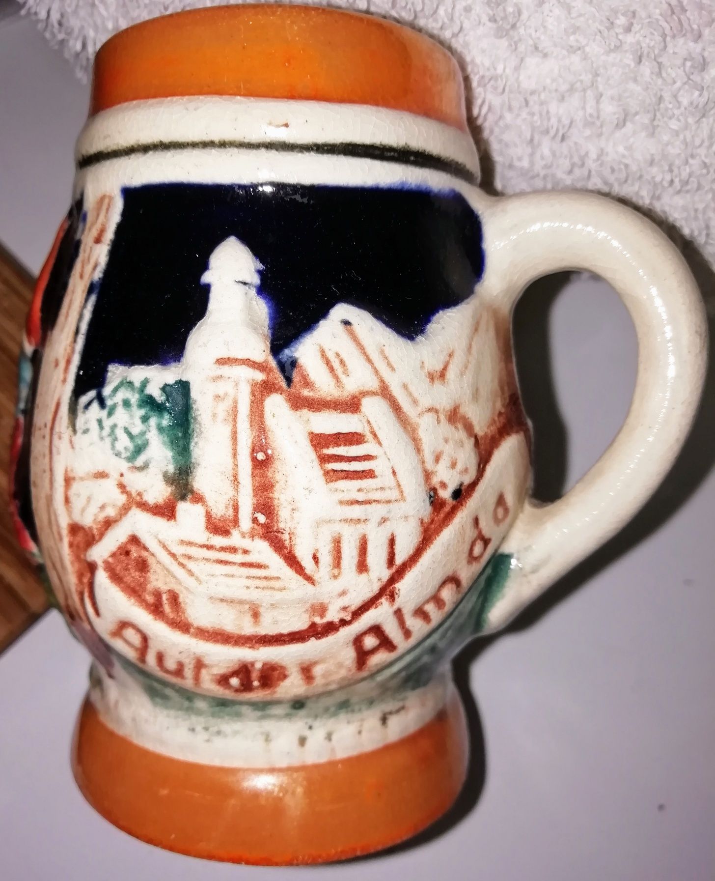 Caneca antiga em loiça