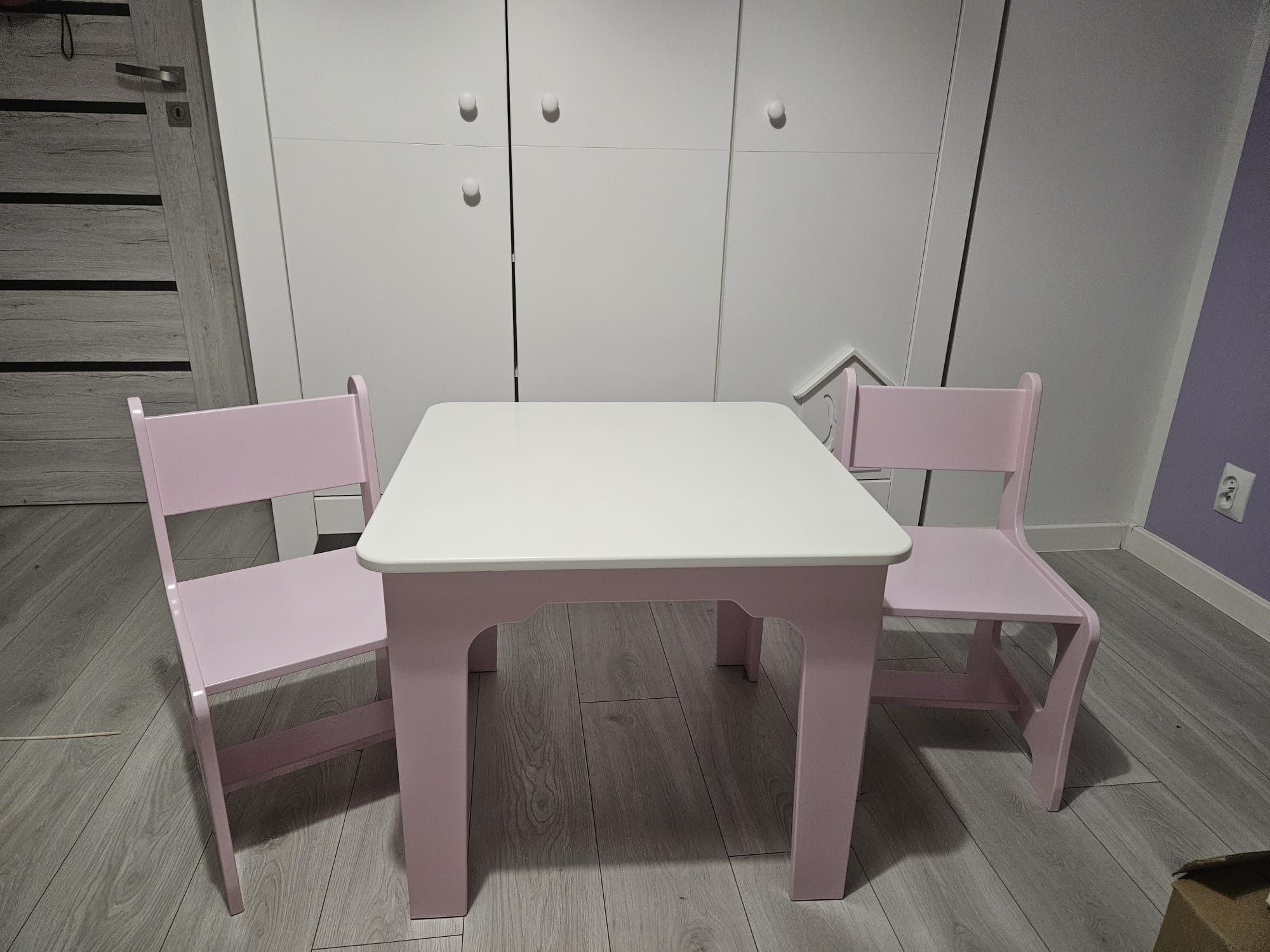 Sprzedam dziecięcy stolik z krzesełkami Baggi Design – różowo-biały