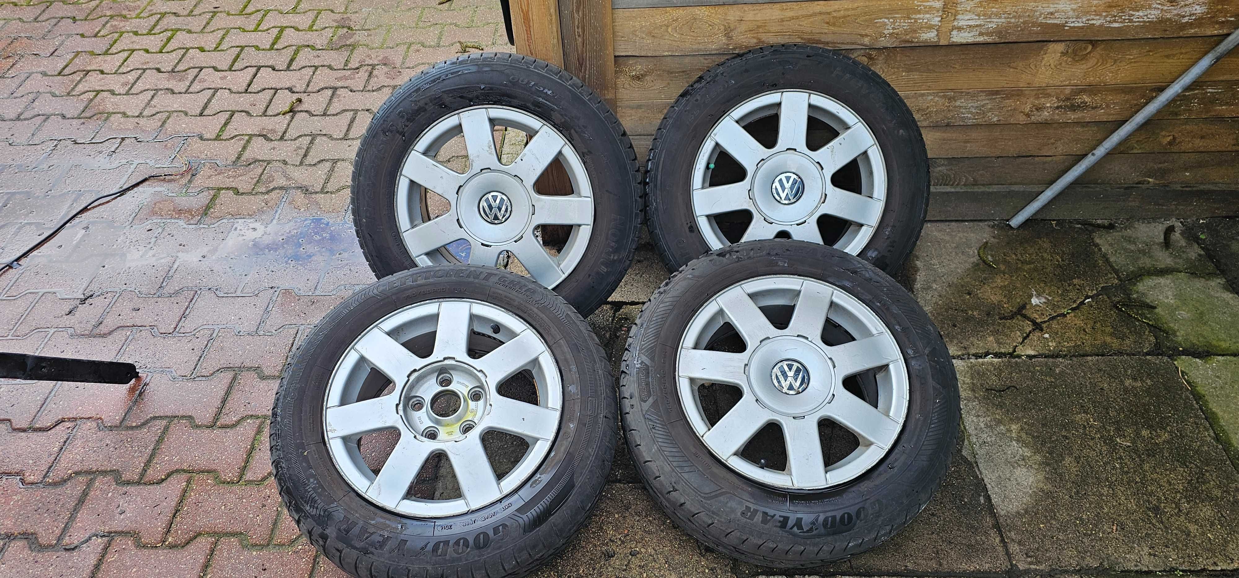 4Felgi WV Golf 5 Wraz Z oponami letnimi 195/65R15