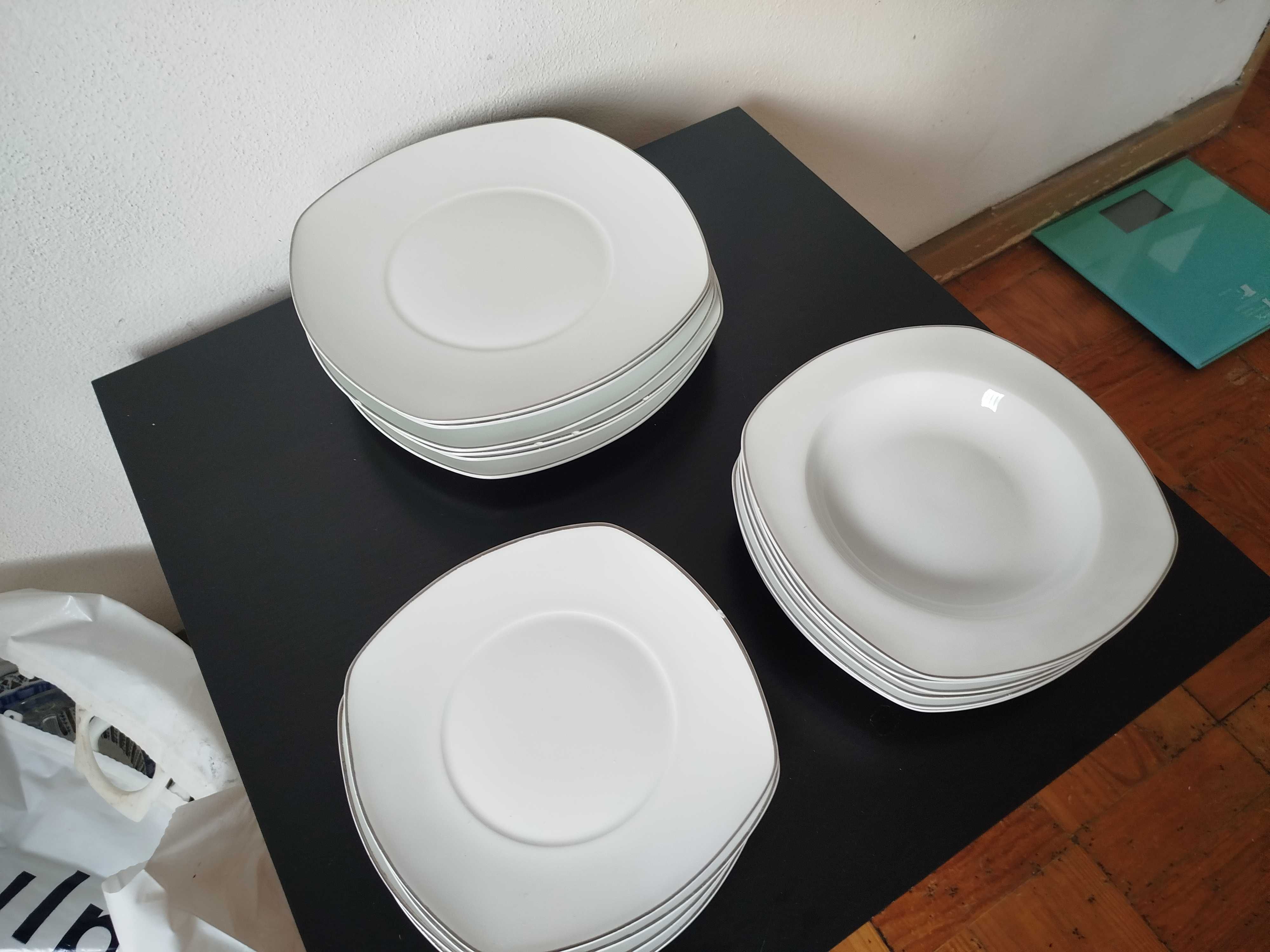 Conjunto de jantar em forma retangular