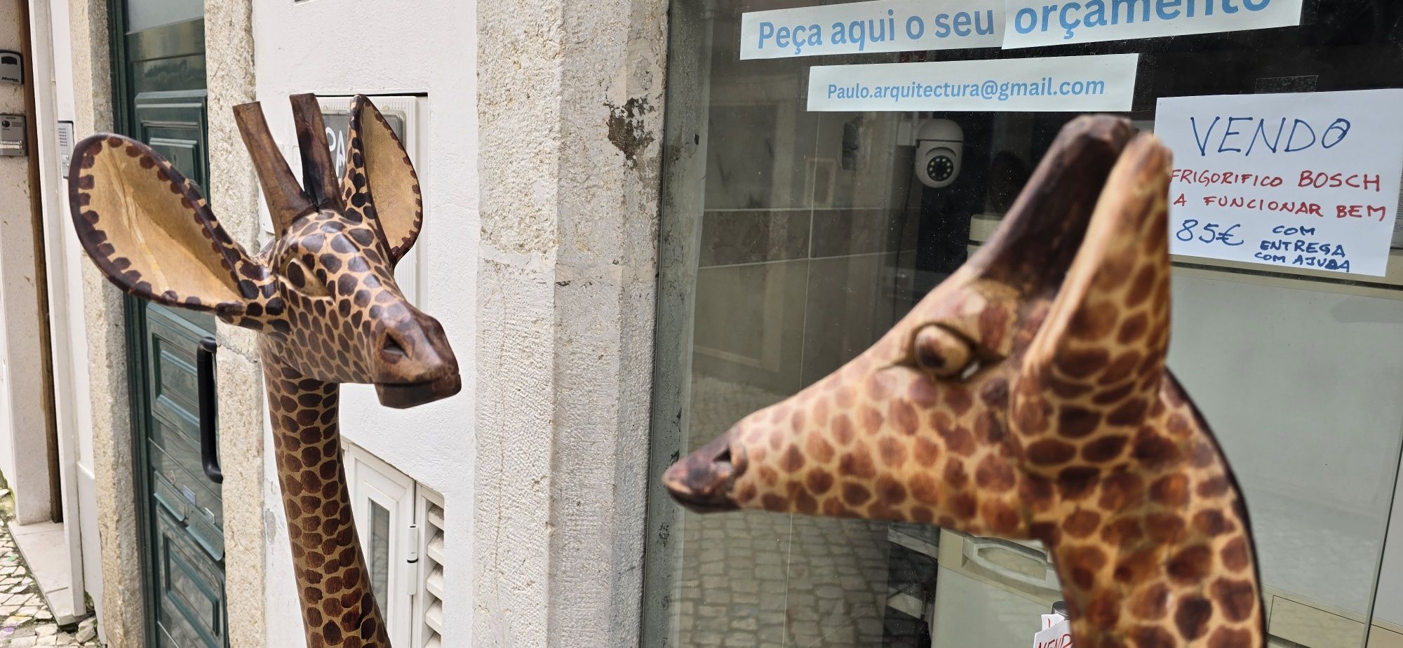 Casal de girafas em madeira esculpida