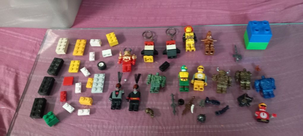 Peças e bonecos Lego originais e outros