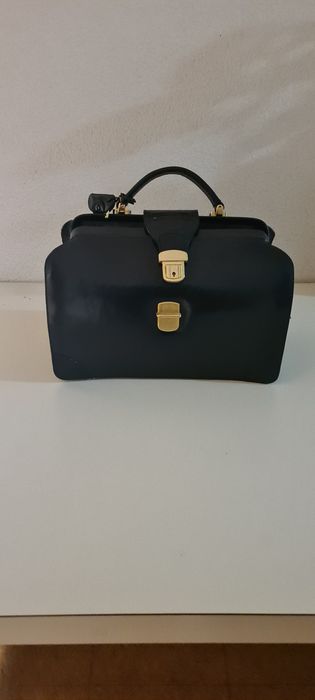 Mala médico em pele.