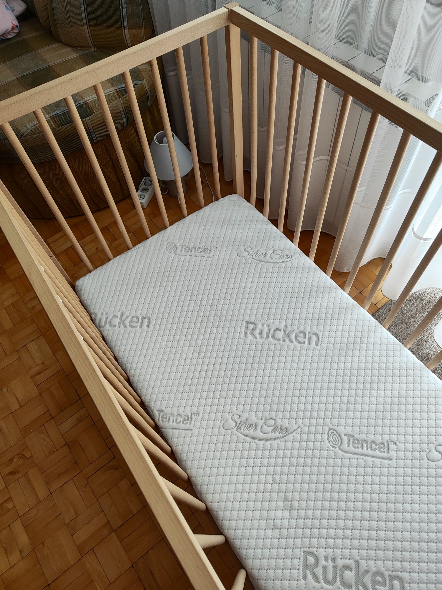 Łóżeczko drewniane na kółkach Ikea