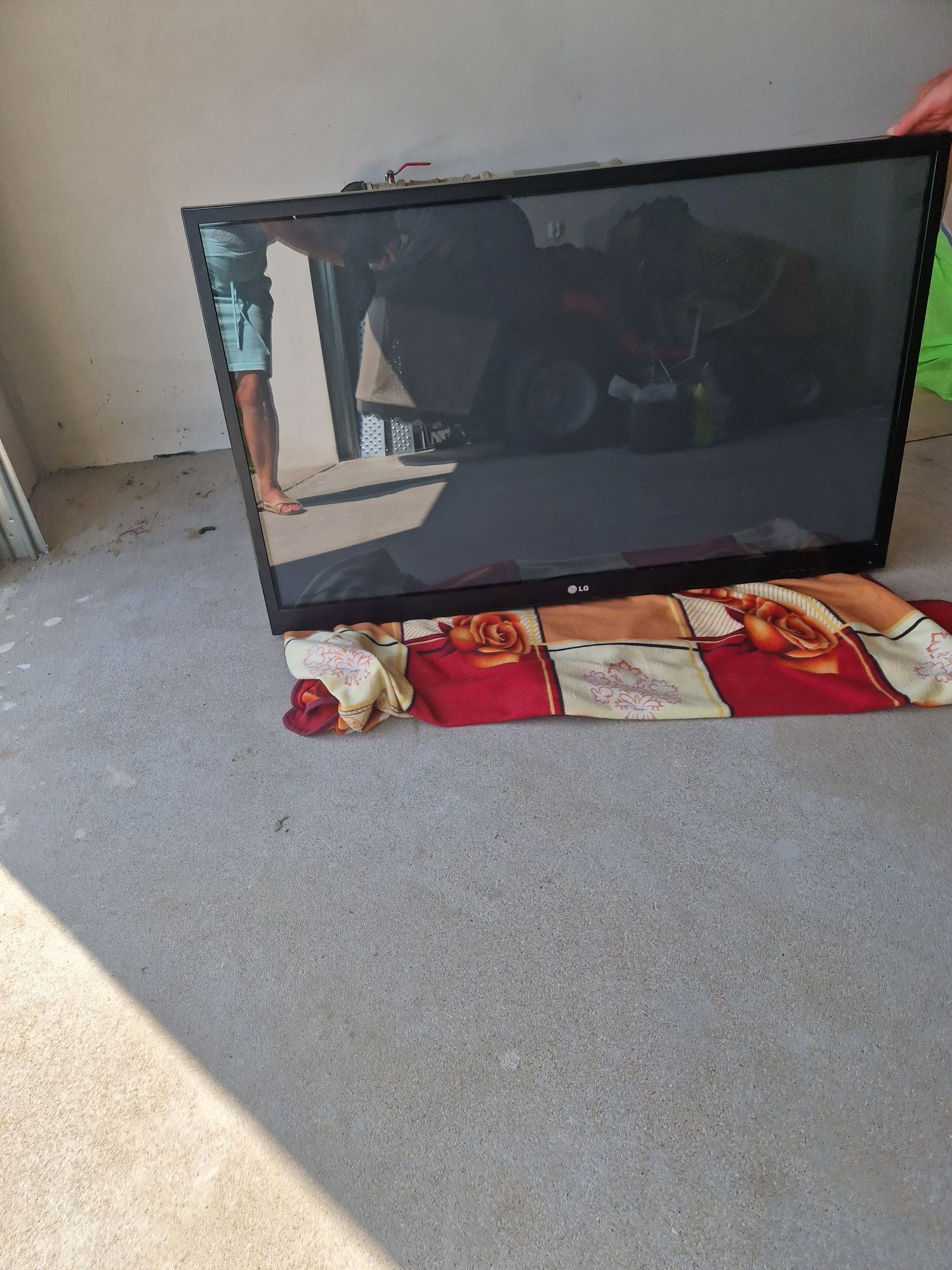 Telewizor LG sprawny z pilotem, dekoderem, wieszakiem,
