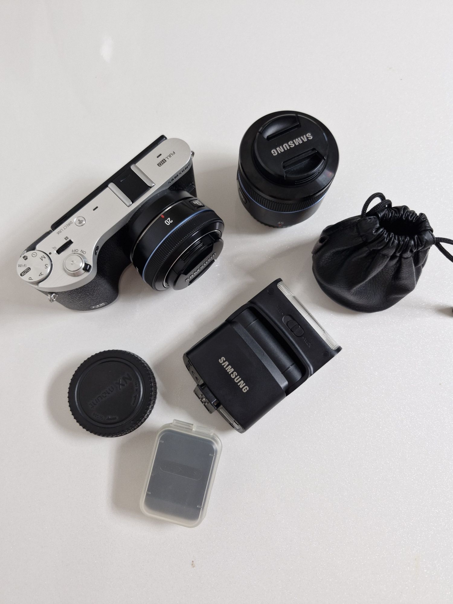 Samsung nx300 + об'єктиви 20мм f2.8 та 45мм f1.8  + спалах SEF220A