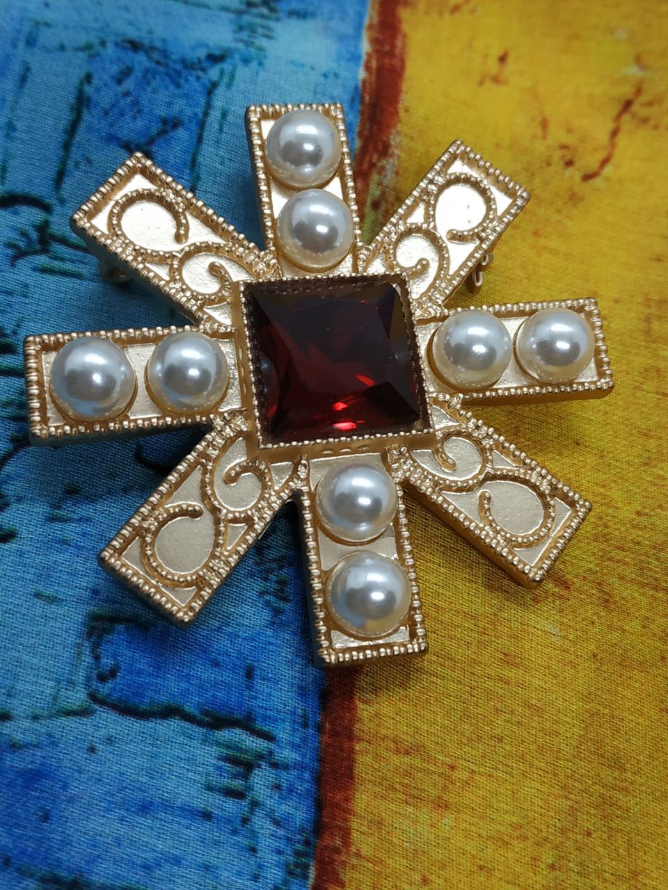 Элегантная брошь Мальтийский крест с гранёным рубиновым камнем, винтаж