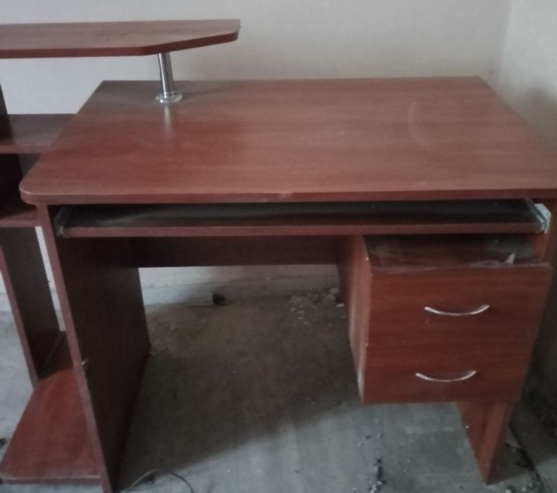 Продам компьютерный стол. Срочно