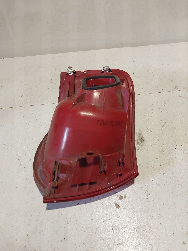 Prawa tylna lampa vw passat b6 kombi prawy tył
