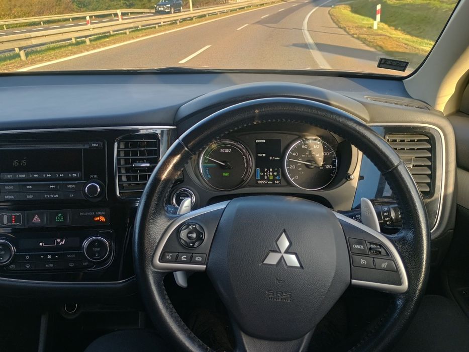 Anglik Mitsubishi Outlander hybryda PHEV 2015rok skóry