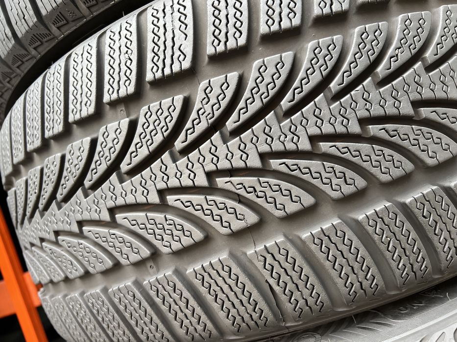 Шины зимние 2шт 235/35/R19 Nokian W