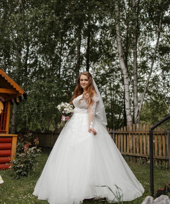 Весільна пишна сукня