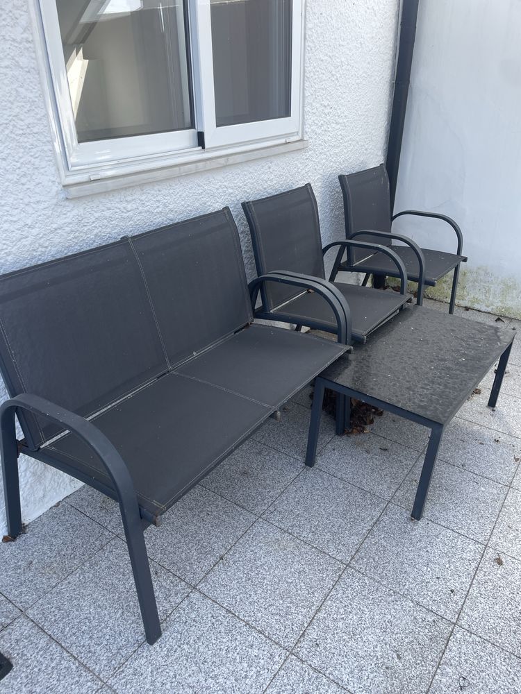 Conjunto de cadeiras e mesa de centro exterior