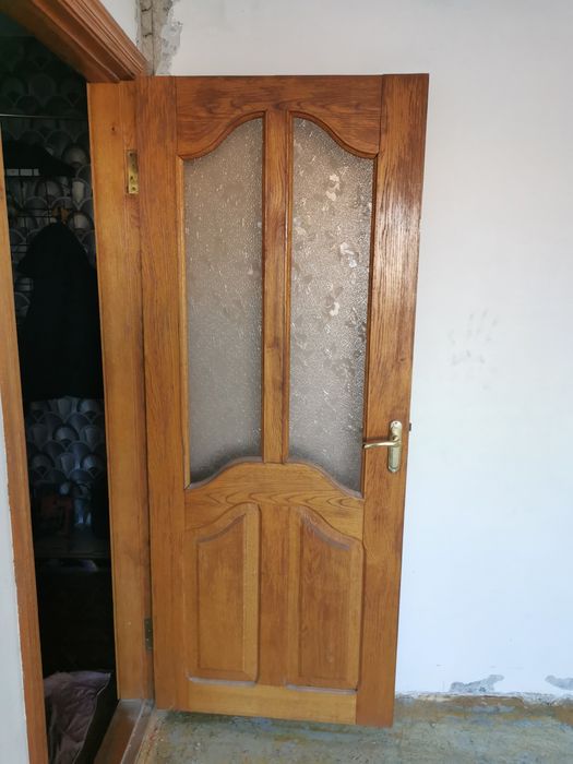 Продам дубові двері з луткою.