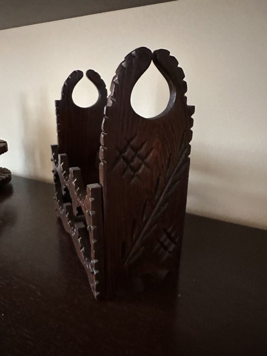 Śliczny ozdobny drewniany stojak na 6 butelek win