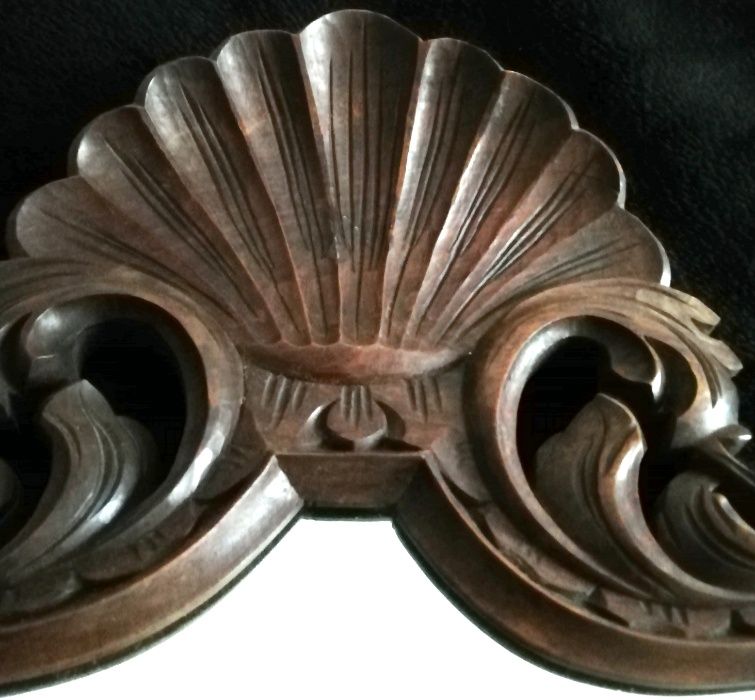 Espelho de parede em talha de madeira encerada